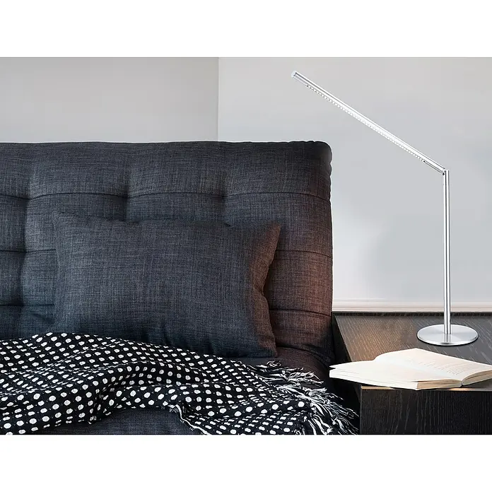 Globo LED-Tischleuchte - 4 W, L x B x H: 50 x 15 x 80 cm, Nickel matt, Neutralweiß - Das Bild zeigt eine moderne LED-Stehlampe in Silber neben einem Bett mit einem Buch auf einem Nachttisch.