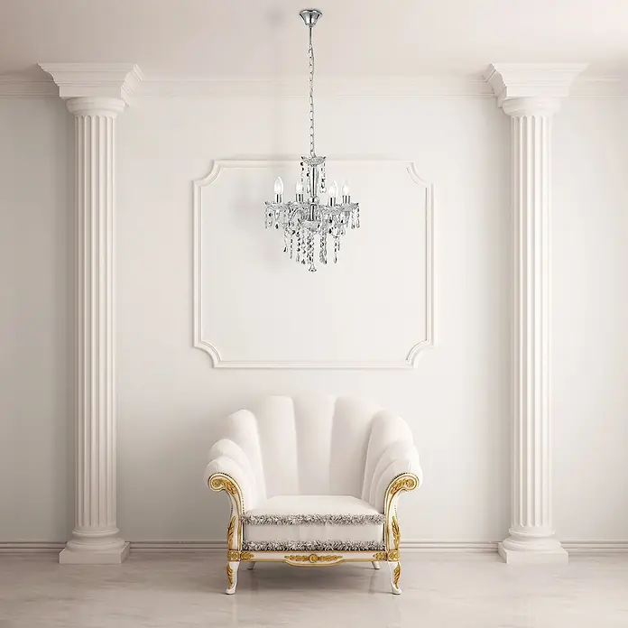 Globo Kronleuchter Cuimbra - Durchmesser: 420 mm, Chrom - Elegante Inneneinrichtung mit einem funkelnden Kristalllüster, der über einem luxuriösen Sessel hängt, umgeben von klassischen Säulen.