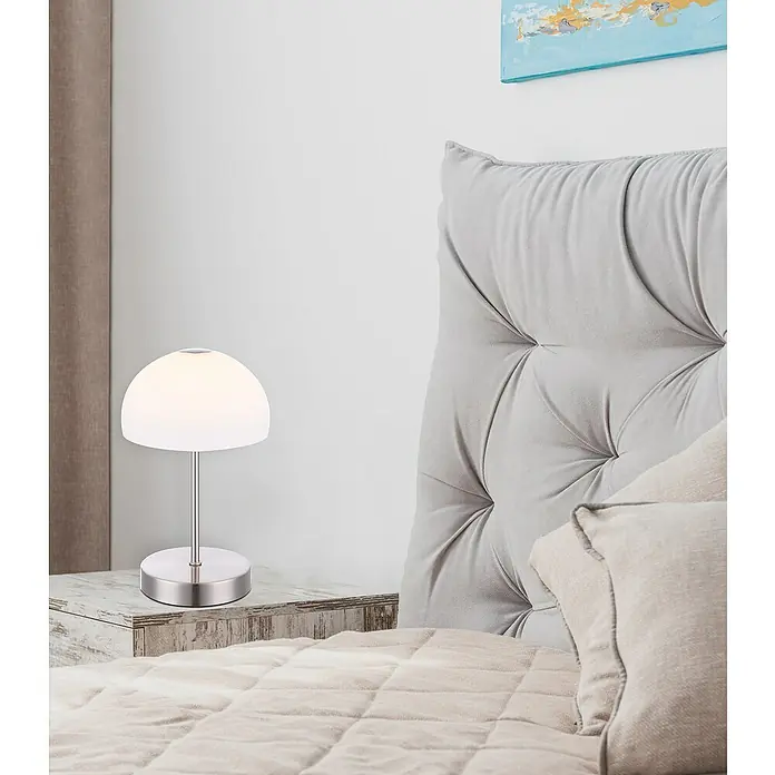 Globo Lámpara de sobremesa LED - 5 W, Níquel mate, Blanco, Opal, Blanco cálido - Primer plano de una lámpara de mesa moderna con vidrio esmerilado y base plateada, que emite una luz cálida y crea un ambiente elegante.