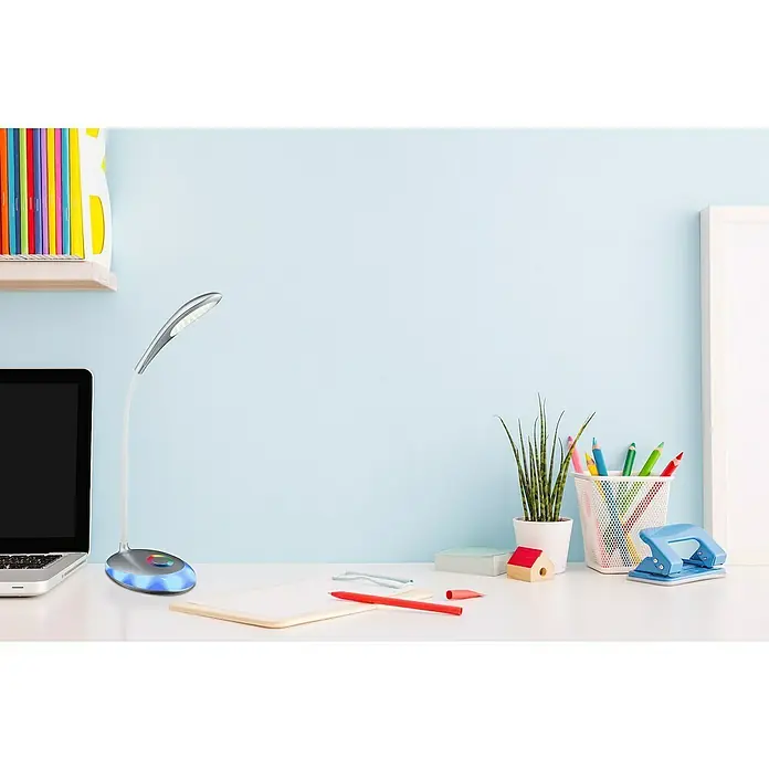 Globo LED-Tischleuchte Minea - 4,4 W, L x B x H: 30 x 11 x 48 cm, Silber Metallic, Transparent, Neutralweiß - Schreibtisch mit einer LED-Tischleuchte, einem Laptop, Stiften und einem kleinen Pflanzentopf für ein konzentriertes und produktives Arbeiten.