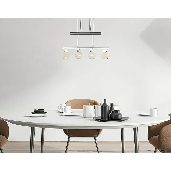 Globo Elliott LED-Pendelleuchte - Warmweiß, Höhe: 160 cm - Hängelampe mit vier Schirmen über einem Esstisch mit Geschirr und Dekoration, die eine gemütliche Atmosphäre schafft.