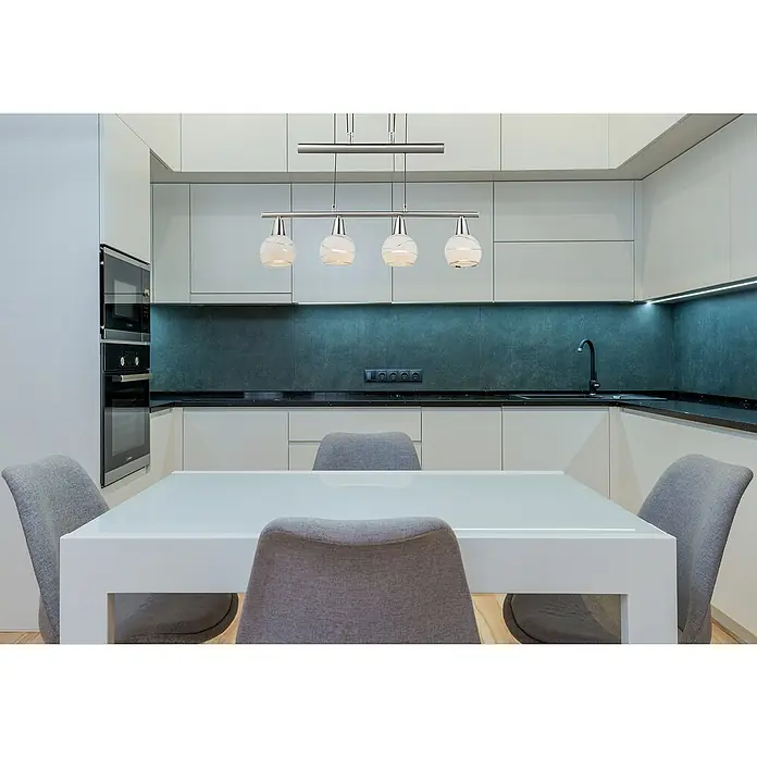 Globo Elliott LED-Pendelleuchte - Warmweiß, Höhe: 160 cm - Modernes Küchendesign mit eleganten Pendelleuchten über dem Esstisch. Die weißen Schränke und grauen Stühle sorgen für ein stilvolles Ambiente.