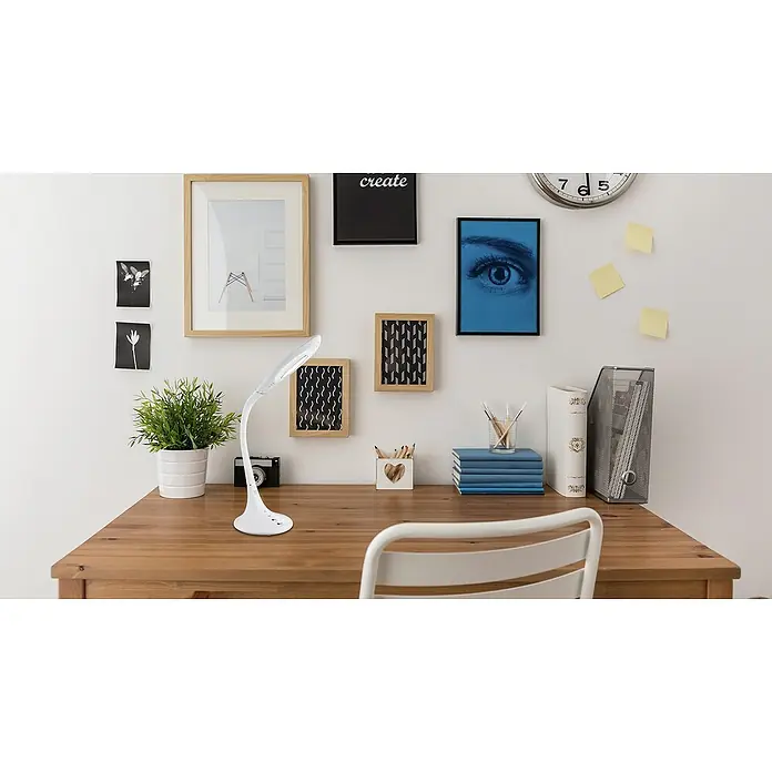 Globo LED-Tischleuchte Pattaya - 10 W, L x B x H: 50 x 17,7 x 79 cm, Weiß, Warmweiß - Schreibtischlampe mit verstellbarem Arm auf einem Schreibtisch mit Pflanze, Stiften, Büchern und Deko. Ideal für Büro und Homeoffice.