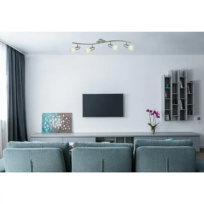 Globo Caleb LED-Wand- & Deckenstrahler - 12 W, Opal, Warmweiß, 4 Stk. - Moderne Wohnraumbeleuchtung: Eine elegante 5-flammige Deckenleuchte aus Nickel sorgt für helles, stilvolles Licht im Wohnzimmer.