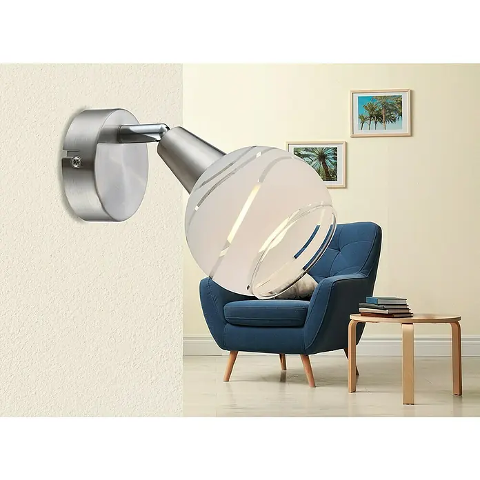 Globo Elliott Deckenstrahler - 4 W, E14, 1 Stk. - Nahaufnahme einer modernen Wandleuchte mit gebürstetem Nickel-Finish und kugelförmigem Lampenschirm mit mattierten Streifen, montiert an einer strukturierten Wand.