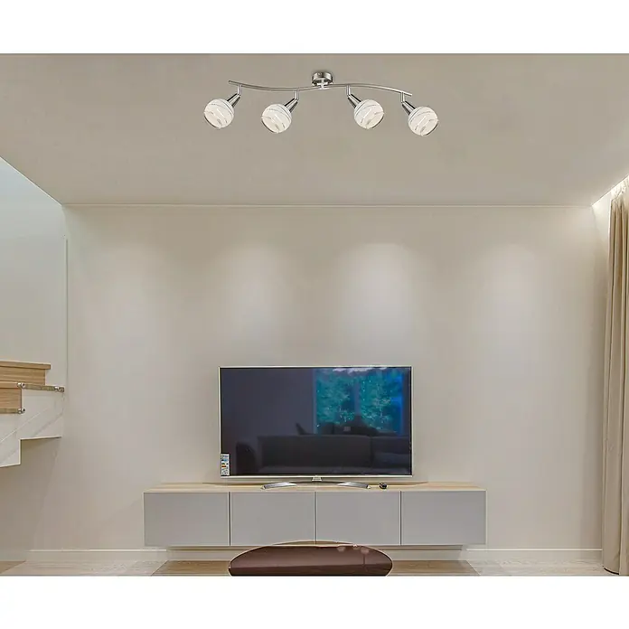 Globo Elliott Deckenstrahler - 16 W, E14, 4 Stk. - Diese Aufnahme zeigt eine moderne Deckenleuchte mit vier Strahlern in einem stilvollen Wohnzimmer, die eine angenehme Atmosphäre erzeugt.