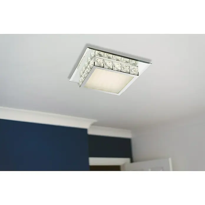 Globo LED-Deckenleuchte Margo - 12 W, L x B x H: 25 x 25 x 8 cm, Chrom, Neutralweiß - Nahaufnahme einer quadratischen Kristall-Deckenleuchte, die modernes Design und elegante Beleuchtungslösungen für Innenräume bietet.