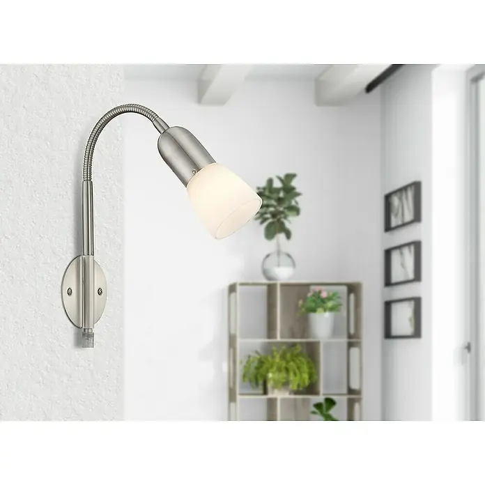 Globo Wandstrahler Cathy - 40 W, Nickel matt, Weiß, E14 - Nahaufnahme einer Wandleuchte aus gebürstetem Nickel mit schwenkbarem Schwanenhals und einem konischen Lampenschirm aus mattiertem Glas.