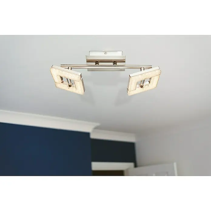 Tween Light LED mennyezeti reflektor Square Crystal - 8 W, Matt nikkel, fehér, átlátszó, Meleg fehér - Modern mennyezeti lámpa két forgatható, négyzet alakú LED spotlámpával egy kékre festett falú szobában.