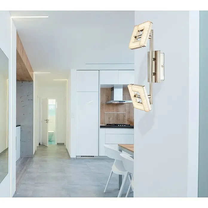 Tween Light LED-Deckenstrahler Square Crystal - 8 W, Warmweiß - Eine Nahaufnahme einer Wandleuchte mit einem einzigartigen geometrischen Design, das ein modernes und stilvolles Ambiente erzeugt.