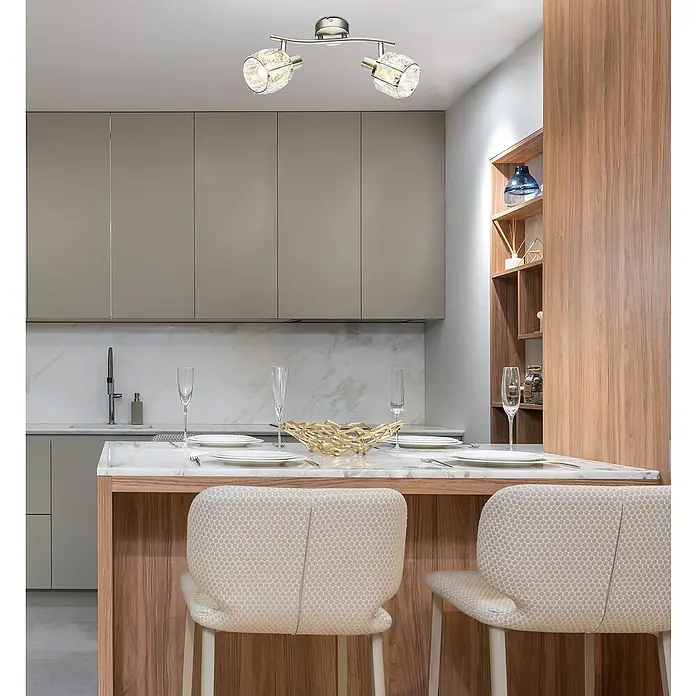 Tween Light Mennyezeti spotlámpa Diamant - 80 W, Matt nikkel, átlátszó, E14, 2 db - Közelkép egy modern konyhaszigetről, amelyen egy stílusos mennyezeti lámpatest világítja meg a teret.