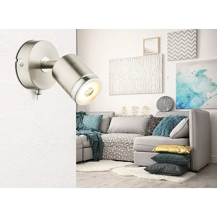 Tween Light LED-Wandstrahler Star - 5 W, L x B x H: 14 x 8 x 12 cm, Warmweiß - Nahaufnahme einer modernen Wandleuchte mit verstellbarem Spot und gebürsteter Nickeloberfläche in einem stilvollen Wohnzimmer.