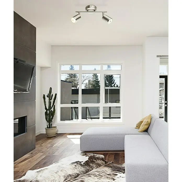 Tween Light LED-Deckenstrahler Star - 10 W, Warmweiß, 2 Stk. - Moderne Deckenleuchte mit zwei Strahlern in einem Wohnzimmer, die eine angenehme Beleuchtung erzeugt. Die Leuchte ist aus gebürstetem Stahl gefertigt.