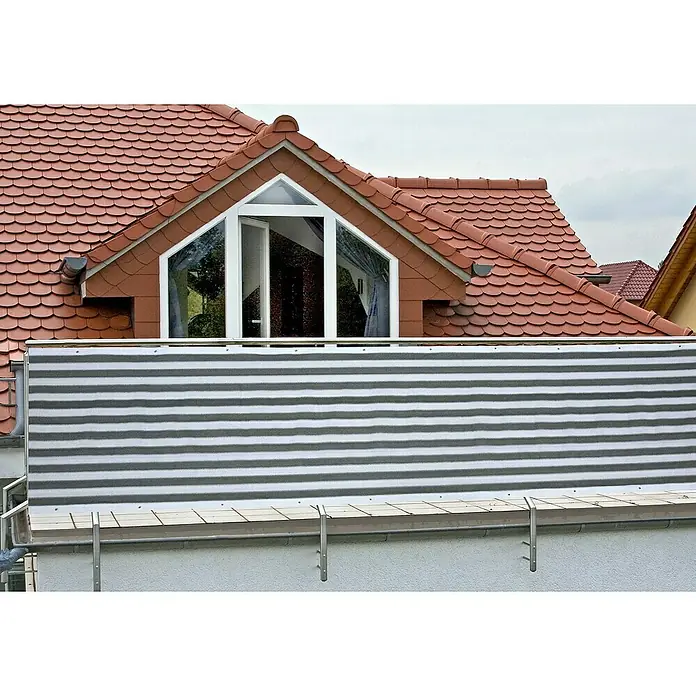 Balkonsichtschutz Meterware - Höhe: 0,9 m, Meterware, Grau/Weiß - Ein Haus mit einem grauen und weißen, horizontal gestreiften Balkon-Privatsphäre-Bildschirm, der auf einem weißen Balkon installiert ist.