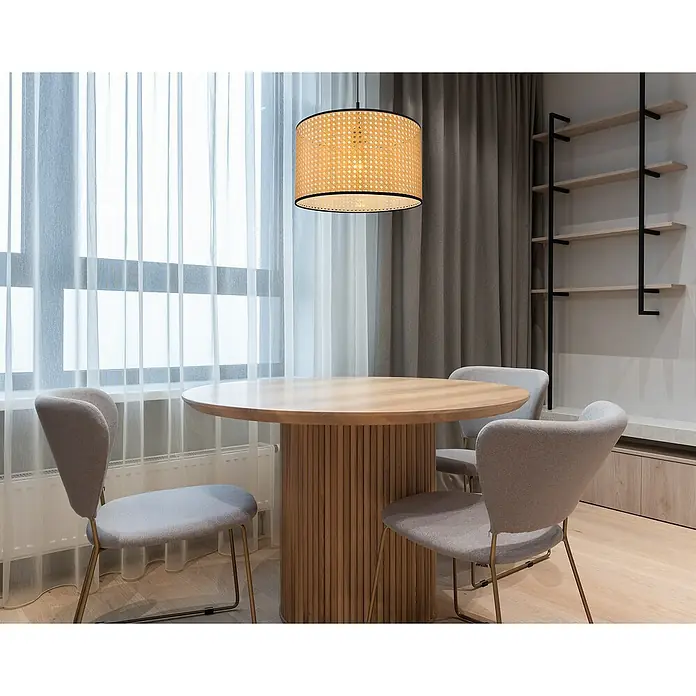 Globo Pendelleuchte rund Grizzana - Ø x H: 450 mm x 140 cm - Ein heller Esstisch mit Stühlen und einer auffälligen Lampe, der den Raum erhellt. Das moderne Design fügt sich nahtlos in die Einrichtung ein.
