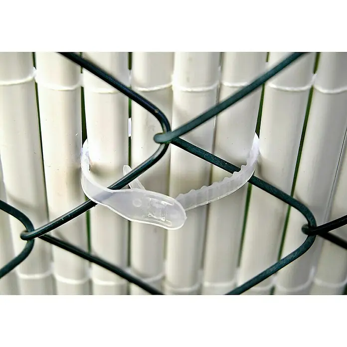 Befestigungsschlaufe - 25 Stk./Packung, Kunststoff, Transparent - Nahaufnahme einer transparenten Kabelbinderbefestigung an einem grünen Drahtgitter vor einem Hintergrund aus weißen Bambusrohren.
