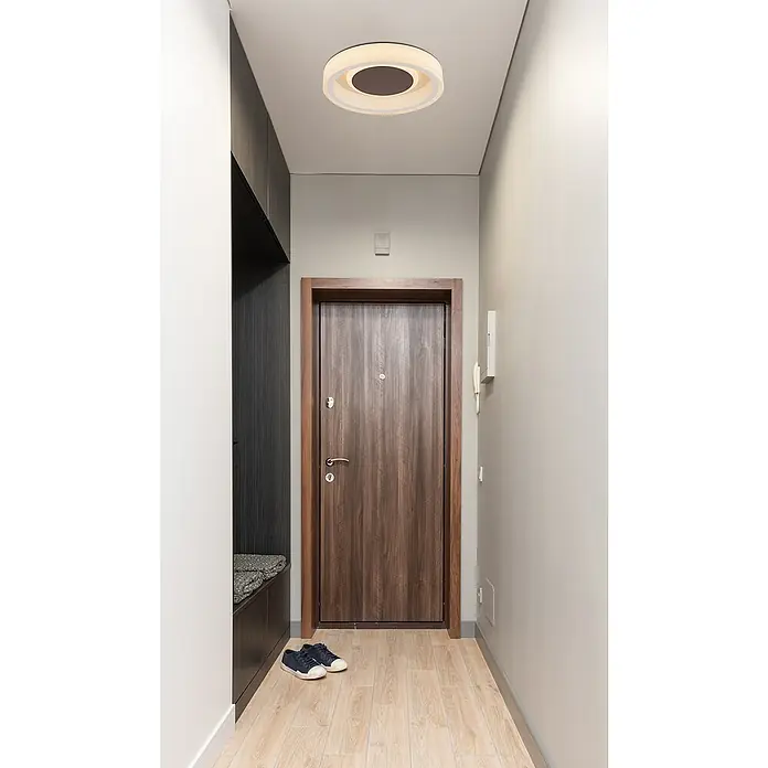 Globo LED-Deckenleuchte rund Goffi - 30 W, Ø x H: 35 x 9 cm - Flur mit moderner Deckenleuchte, Holztür und blauen Schuhen. Die kreisförmige LED-Leuchte sorgt für eine angenehme Beleuchtung im Eingangsbereich.