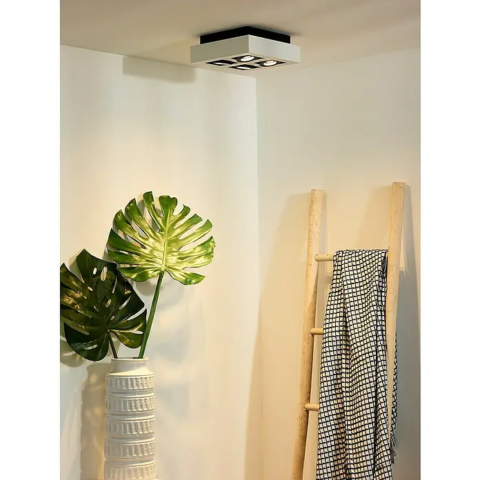 Lucide LED-Deckenleuchte Xirax - 20 W, L x B x H: 25 x 25 x 8,8 cm, Weiß, Warmweiß - Quadratische Deckenleuchte mit vier Lichtquellen, montiert an einer weißen Decke. Modernes Design für Innenräume mit sanfter Beleuchtung.