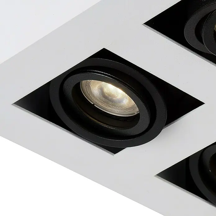 Lucide LED-Deckenleuchte Xirax - 20 W, L x B x H: 25 x 25 x 8,8 cm, Weiß, Warmweiß - Nahaufnahme einer modernen, weißen Deckenleuchte mit schwarzen Strahlern, die ein warmes Licht ausstrahlen.