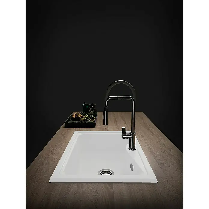 Poalgi Fregadero encastrable City 320 Soft 1S - 51 x 62 cm, Gelcoat, Blanco - Un moderno fregadero de cocina con un elegante grifo, colocado sobre una encimera de madera. El fregadero es blanco y tiene un diseño minimalista.