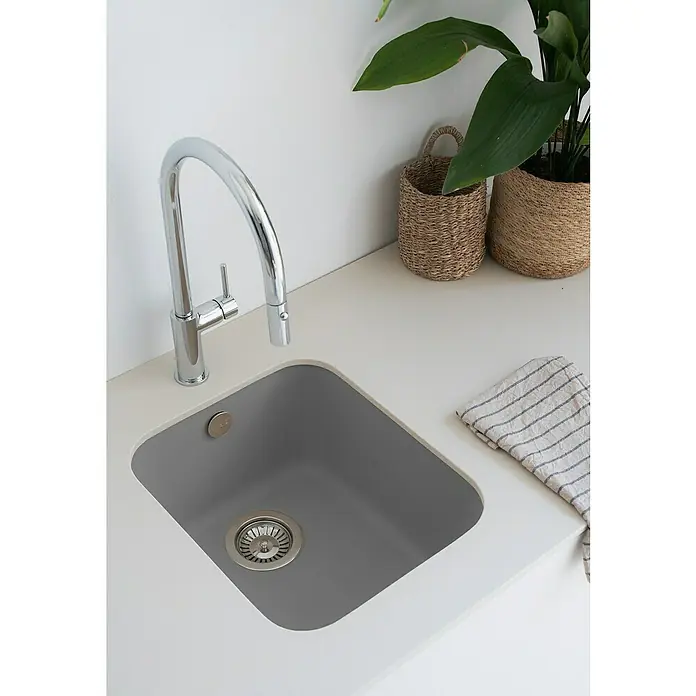 Poalgi Fregadero encastrable Gandía Soft 35 - 44,5 x 38 cm, Gelcoat, Gris - Esta imagen presenta un fregadero de cocina moderno gris con un elegante grifo cromado, complementado con encimeras claras y plantas.