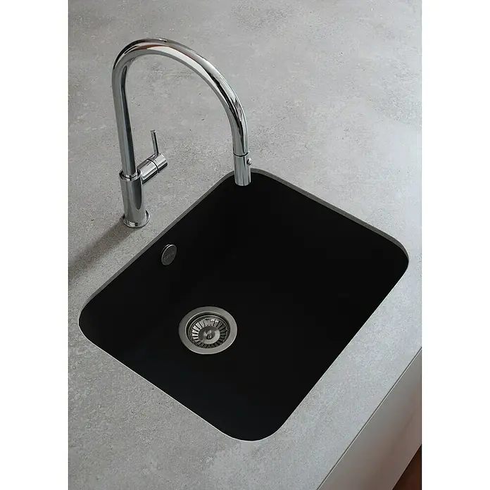 Poalgi Fregadero encastrable Gandía Soft 50 - 44,5 x 54 cm, Gelcoat, Negro - Fregadero negro con grifo cromado sobre una encimera gris. Diseño elegante para cocinas modernas.