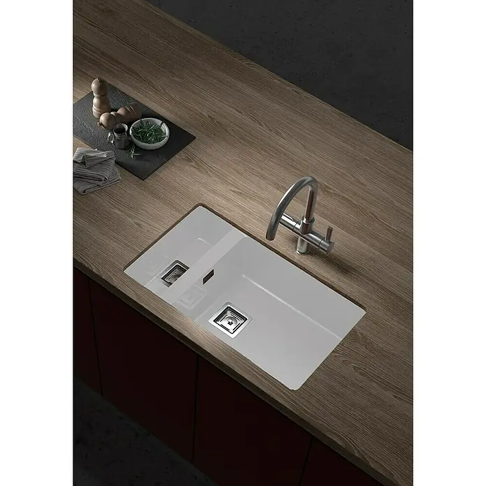 Poalgi Fregadero encastrable Zie 70 - 45 x 75 cm, 1½ cubeta, Gelcoat, Blanco - Un fregadero de cerámica con grifo incrustado en una encimera de madera, rodeado de ingredientes culinarios.