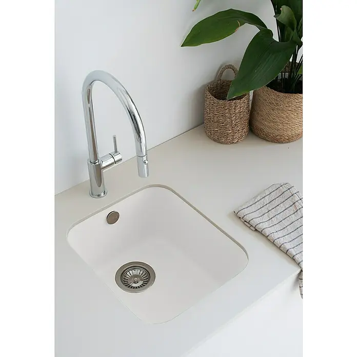 Poalgi Fregadero encastrable Gandía Soft 35 - 44,5 x 38 cm, Gelcoat, Blanco - Un fregadero de cocina moderno con un elegante grifo cromado, ideal para un diseño de cocina elegante. Perfecto para el uso diario y funcional.