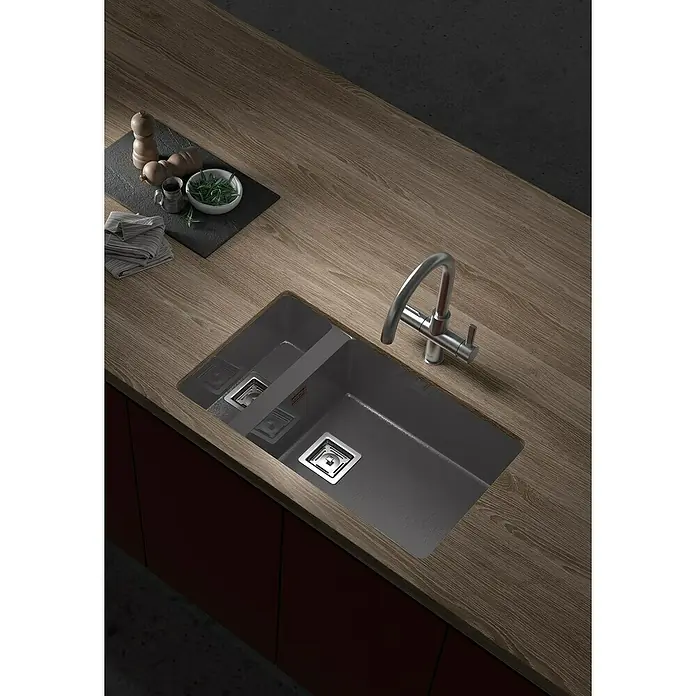 Poalgi Fregadero encastrable Zie 70 - 45 x 75 cm, 1½ cubeta, Gelcoat, Gris - Vista cenital de un fregadero de cocina moderno con separador y grifo sobre una encimera de madera.