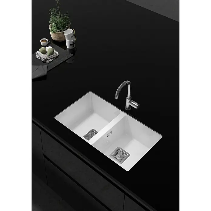 Poalgi Fregadero encastrable Zie 70 - 45 x 75 cm, 2 cubetas, Gelcoat, Blanco - Elegante fregadero doble en blanco con un acabado brillante y un grifo moderno sobre una encimera negra.