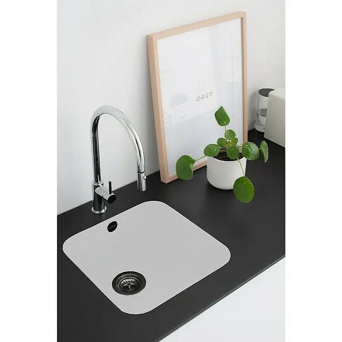 Poalgi Fregadero encastrable Gandía Soft 40 - 44,5 x 44 cm, Gelcoat, Blanco - Un moderno fregadero de cocina hecho de material ligero, incrustado en una encimera oscura, con diseño minimalista y grifo elegante.