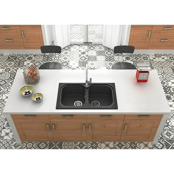 Poalgi Fregadero encastrable Malaquita - 49,5 x 82,3 cm, Gelcoat, Negro - Fregadero de cocina de dos senos con grifo en isla central con frentes de madera clara y encimera blanca. Elementos decorativos como frutero y balanza.