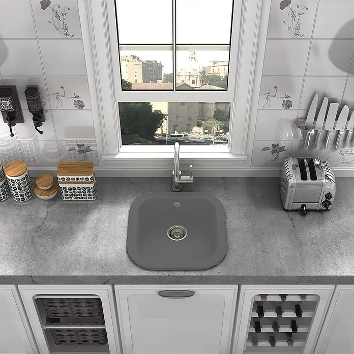 Poalgi Fregadero encastrable Ámbar - 48,5 x 48,5 cm, Gelcoat, Concret - Fregadero de cocina con grifo en una cocina moderna con pared de azulejos.