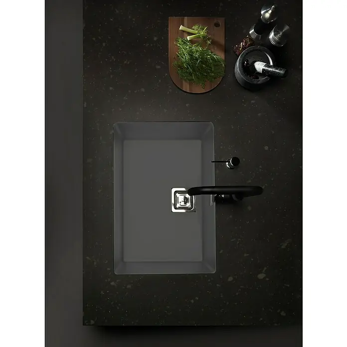 Poalgi Fregadero encastrable Zie 60 - 45 x 65 cm, Gelcoat, Gris - Primer plano de un fregadero de cocina gris moderno con grifo, rodeado de hierbas frescas y especias en una encimera oscura.