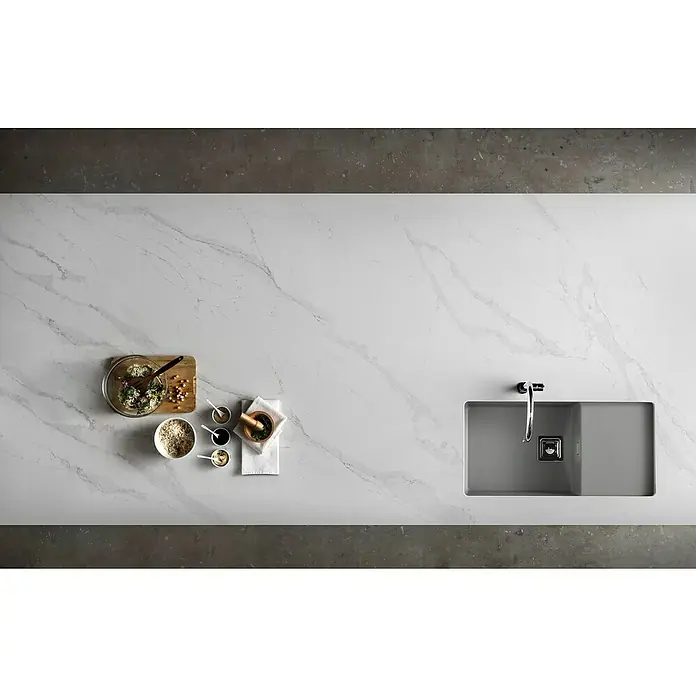 Poalgi Fregadero encastrable Zie 81 - 45 x 85 cm, Gelcoat, Gris - Encimera de cocina con fregadero, ingredientes para ensalada y especias. La encimera con aspecto de mármol ofrece amplio espacio.