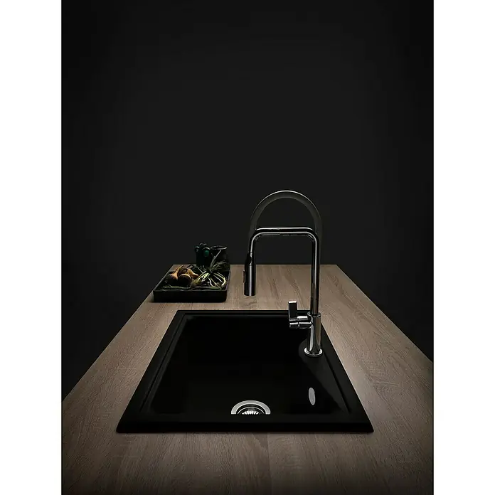 Poalgi Fregadero encastrable City 320 Soft 1S - 51 x 62 cm, Gelcoat, Negro - Fregadero de cocina moderno con diseño minimalista y elegante grifo sobre una superficie de madera. Ideal para cocinas con estilo.