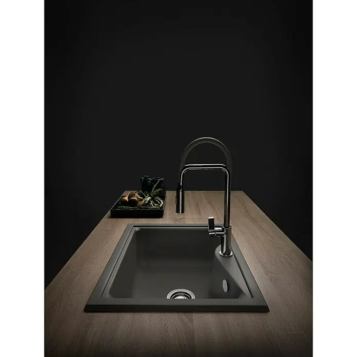 Poalgi Fregadero encastrable City 320 - 51 x 62 cm, Gelcoat, Concret - Elegante fregadero oscuro con moderno grifo cromado, incrustado en una encimera con textura de madera. Elegante accesorio de cocina.