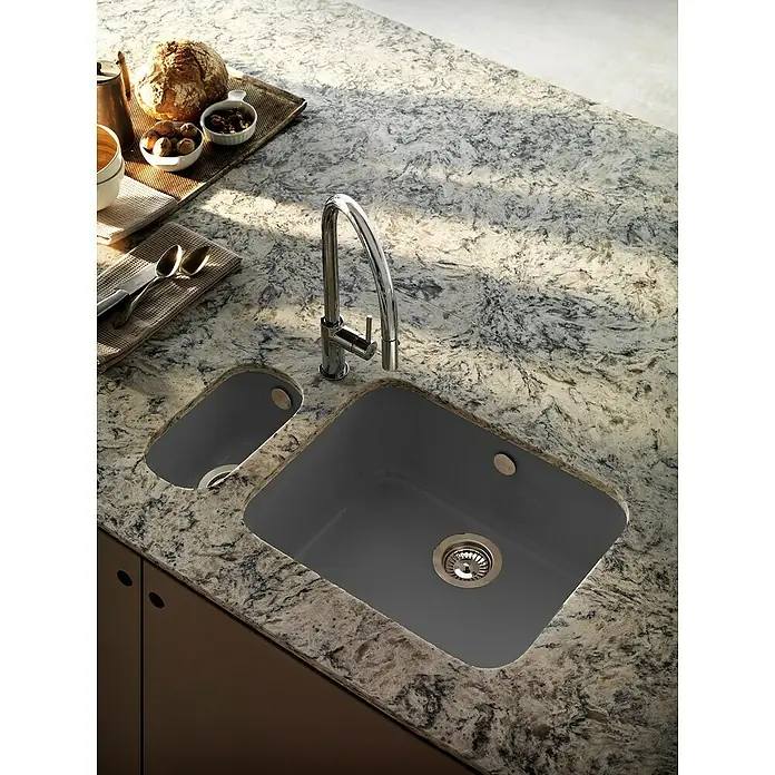 Poalgi Fregadero encastrable Gandía 50 - 44,5 x 54 cm, Gelcoat, Concret - Primer plano de un moderno fregadero de cocina gris con escurridor, grifo elegante y encimera de piedra estampada.