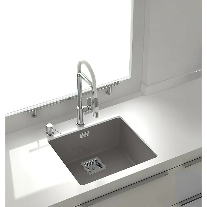 Poalgi Fregadero encastrable Zie 45 - 45 x 50 cm, Gelcoat, Gris - Primer plano de un fregadero de cocina moderno con grifo, dispensador de jabón y un fondo luminoso, ideal para proyectos de diseño de cocinas.