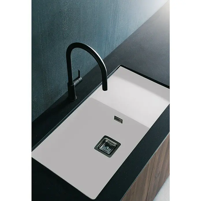 Poalgi Fregadero encastrable Zie Soft 81 - 45 x 85 cm, Gelcoat, Blanco - La imagen muestra un fregadero moderno con un elegante grifo negro, incrustado en una encimera oscura. Diseño elegante para cualquier cocina.