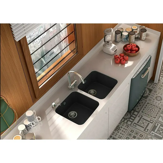 Poalgi Fregadero encastrable Gandía 40 - 44,5 x 44 cm, Gelcoat, Negro - Vista de una cocina moderna con doble fregadero, grifo, lavavajillas, utensilios de cocina y ventana con persianas para un ambiente elegante.