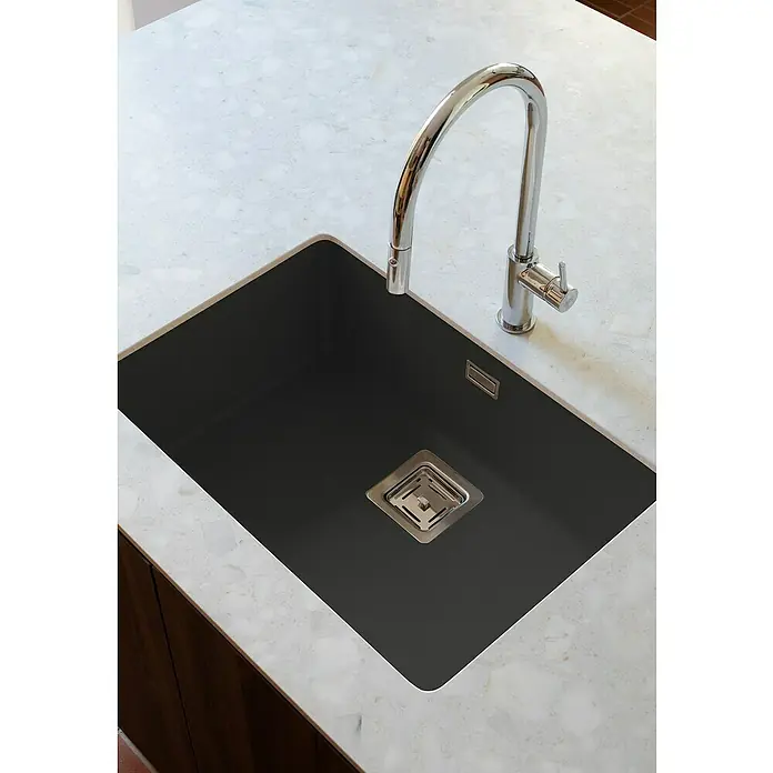 Poalgi Fregadero encastrable Zie Soft 60 - 45 x 65 cm, Gelcoat, Negro - Fregadero oscuro con grifo brillante sobre una encimera de mármol. Diseño de cocina moderno para una vida elegante.