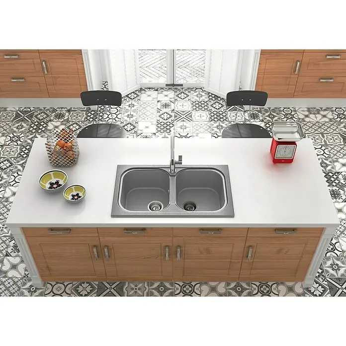 Poalgi Fregadero encastrable Malaquita - 49,5 x 82,3 cm, Gelcoat, Gris - Una vista superior de un fregadero de cocina de doble cubeta en una encimera de isla de cocina con gabinetes y dos sillas.