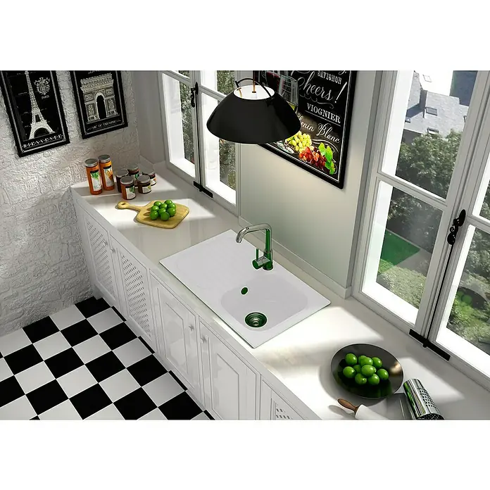 Poalgi Fregadero encastrable Olivino - 49,5 x 82,3 cm, Gelcoat, Blanco - Un fregadero de cocina con grifo y escurridor está situado frente a una ventana con vistas a la vegetación. Elementos decorativos como cuadros y fruta fresca adornan la superficie de trabajo.