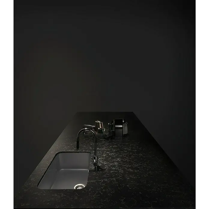 Poalgi Fregadero encastrable Gandía 70 - 44,5 x 74 cm, Gelcoat, Gris - Fregadero empotrado con grifo y accesorios en una encimera de cocina oscura, diseño elegante para cocinas modernas.