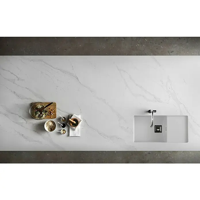 Poalgi Fregadero encastrable Zie 81 - 45 x 85 cm, Gelcoat, Blanco - Encimera de cocina con fregadero e ingredientes. Esta elegante encimera ofrece un amplio espacio para preparaciones culinarias.