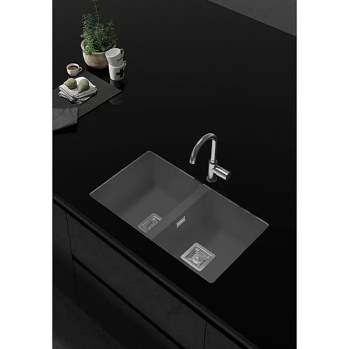 Poalgi Fregadero encastrable Zie 70 - 45 x 75 cm, 2 cubetas, Gelcoat, Gris - Fregadero de cocina negro con escurridor y grifo de acero inoxidable sobre una encimera negra con decoraciones.