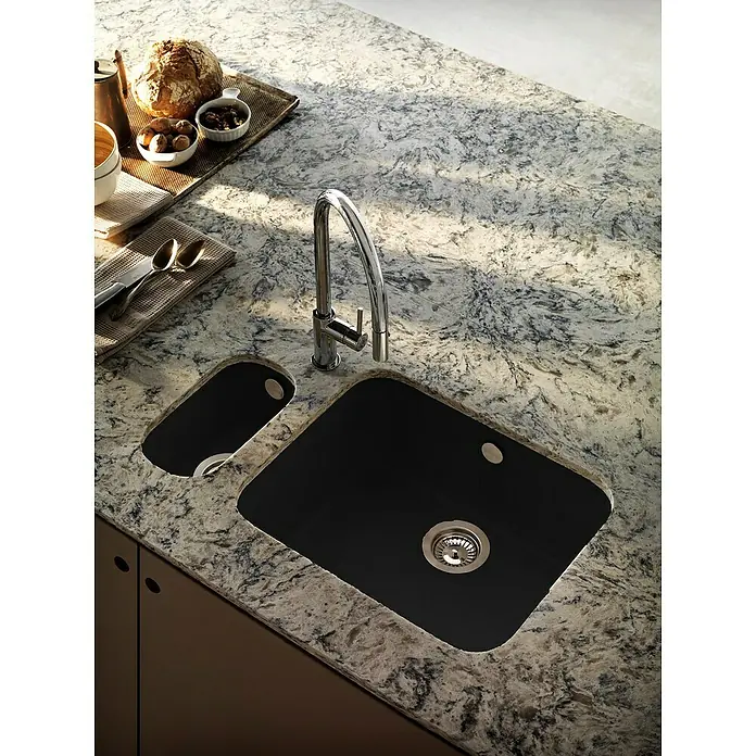 Poalgi Fregadero encastrable Gandía 50 - 44,5 x 54 cm, Gelcoat, Negro - Fregadero de cocina con grifo y escurridor sobre una encimera con alimentos.