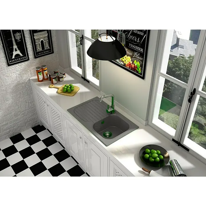 Poalgi Fregadero encastrable Olivino - 49,5 x 82,3 cm, Gelcoat, Gris - Un elegante fregadero de cocina con grifo, rodeado de ciruelas verdes frescas, añade un toque de color y funcionalidad a la cocina.