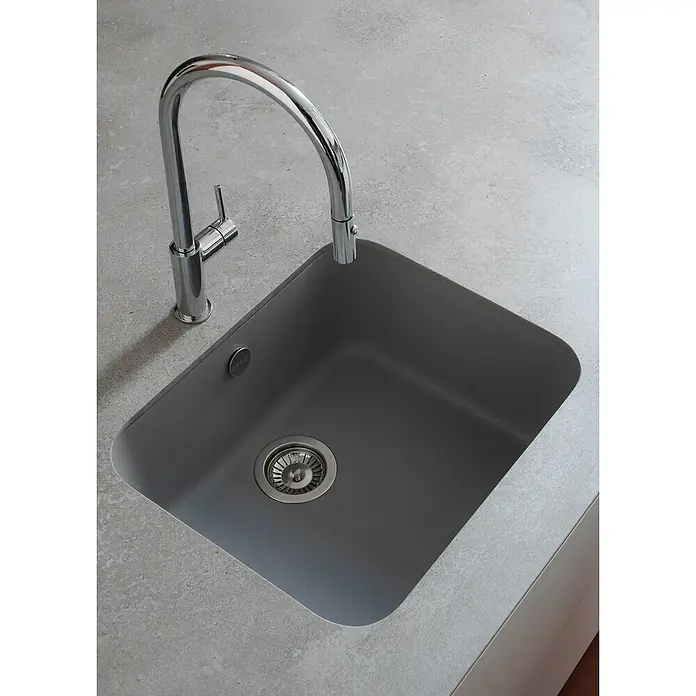 Poalgi Fregadero encastrable Gandía Soft 50 - 44,5 x 54 cm, Gelcoat, Concret - Fregadero de cocina moderno de piedra gris con grifo cromado brillante. Las líneas limpias complementan los diseños de cocina minimalistas.